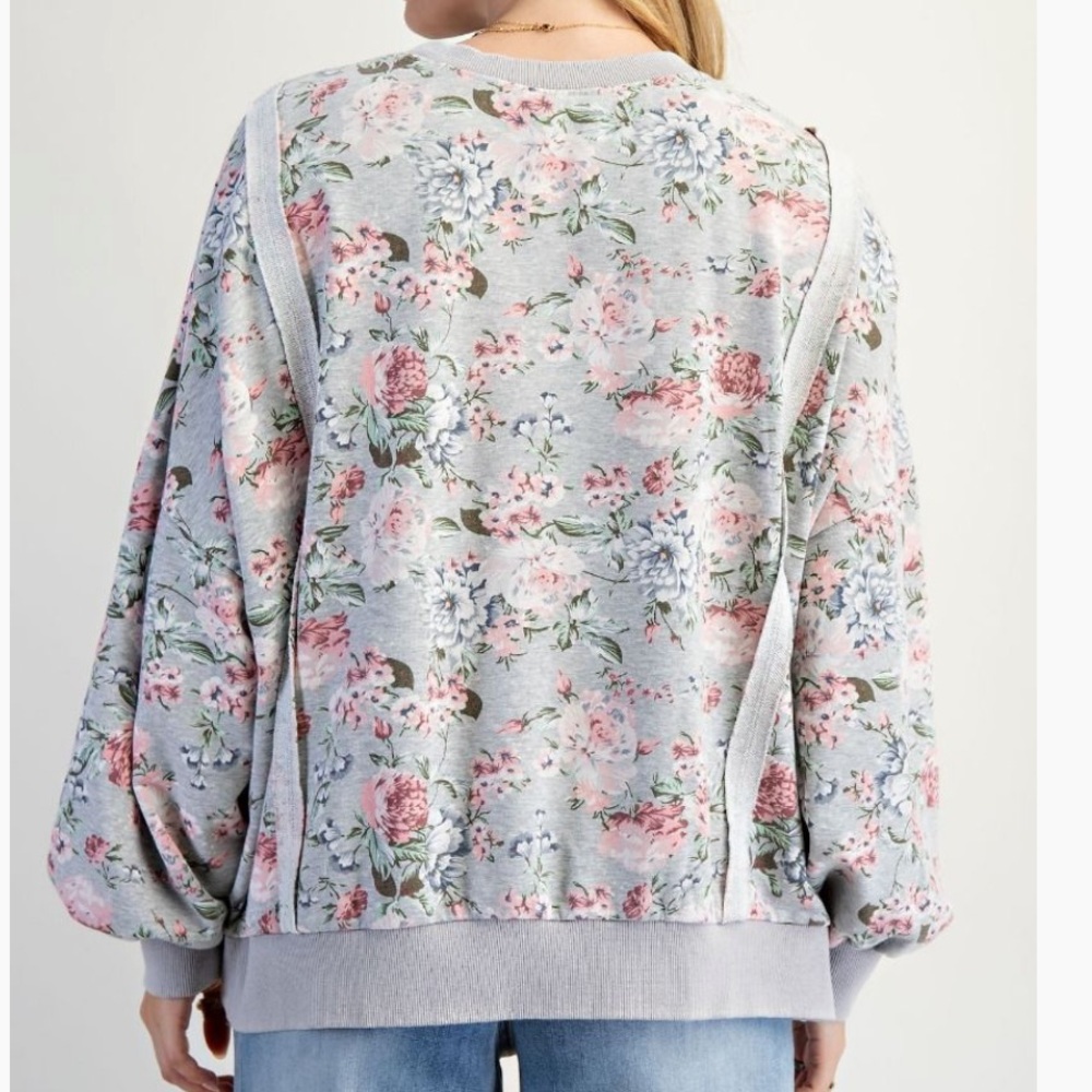 E765–(SHIPPED) (🚨2 colors) Easel Floral Patchwork Love Sweatshirt - Picture 5 of 5